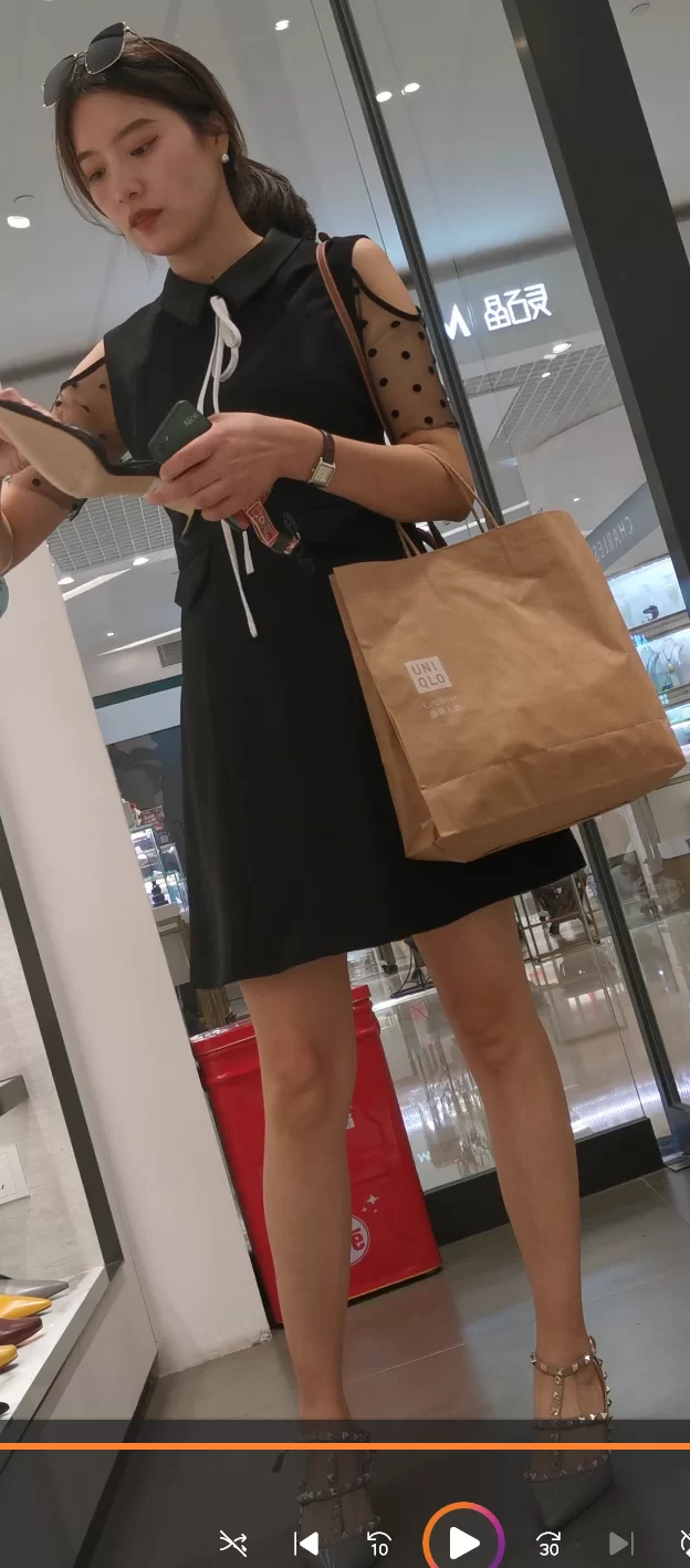 街拍玉足第12部 时尚黑裙美女换鞋 [1V-1.01GB]