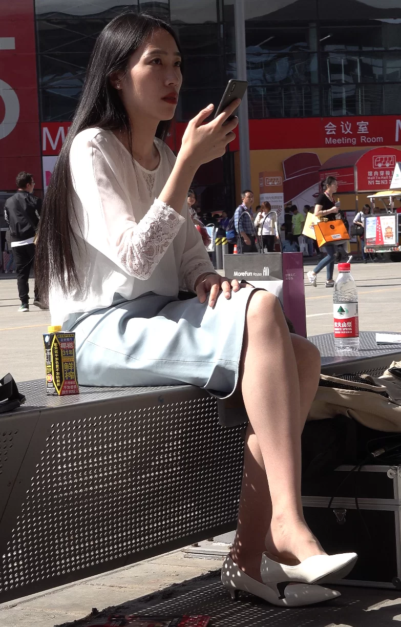 街拍玉足第13部 路边肉丝高跟美女打电话 [1V-1.37GB]