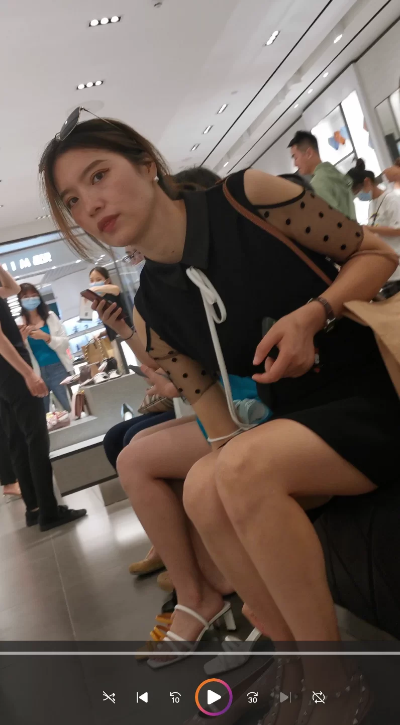 街拍玉足第12部 时尚黑裙美女换鞋 [1V-1.01GB]