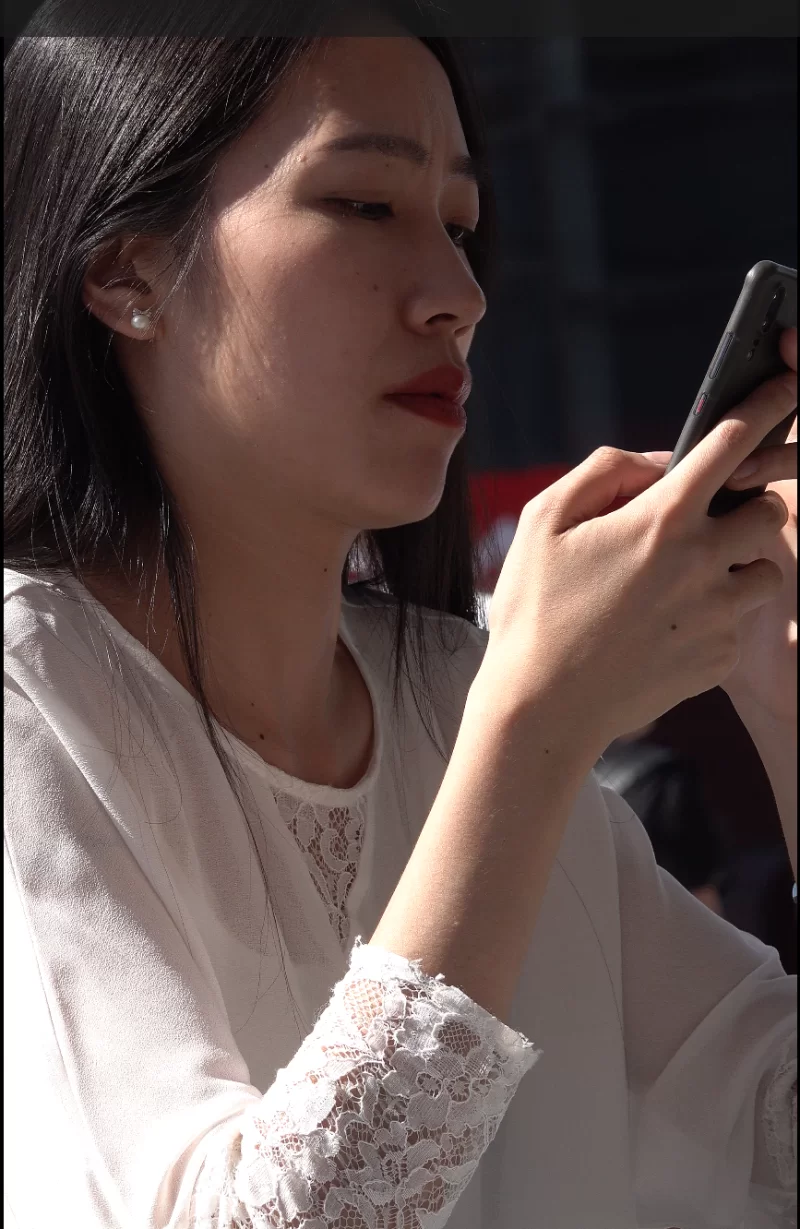 街拍玉足第13部 路边肉丝高跟美女打电话 [1V-1.37GB]