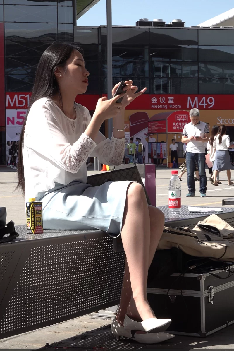 街拍玉足第13部 路边肉丝高跟美女打电话 [1V-1.37GB]