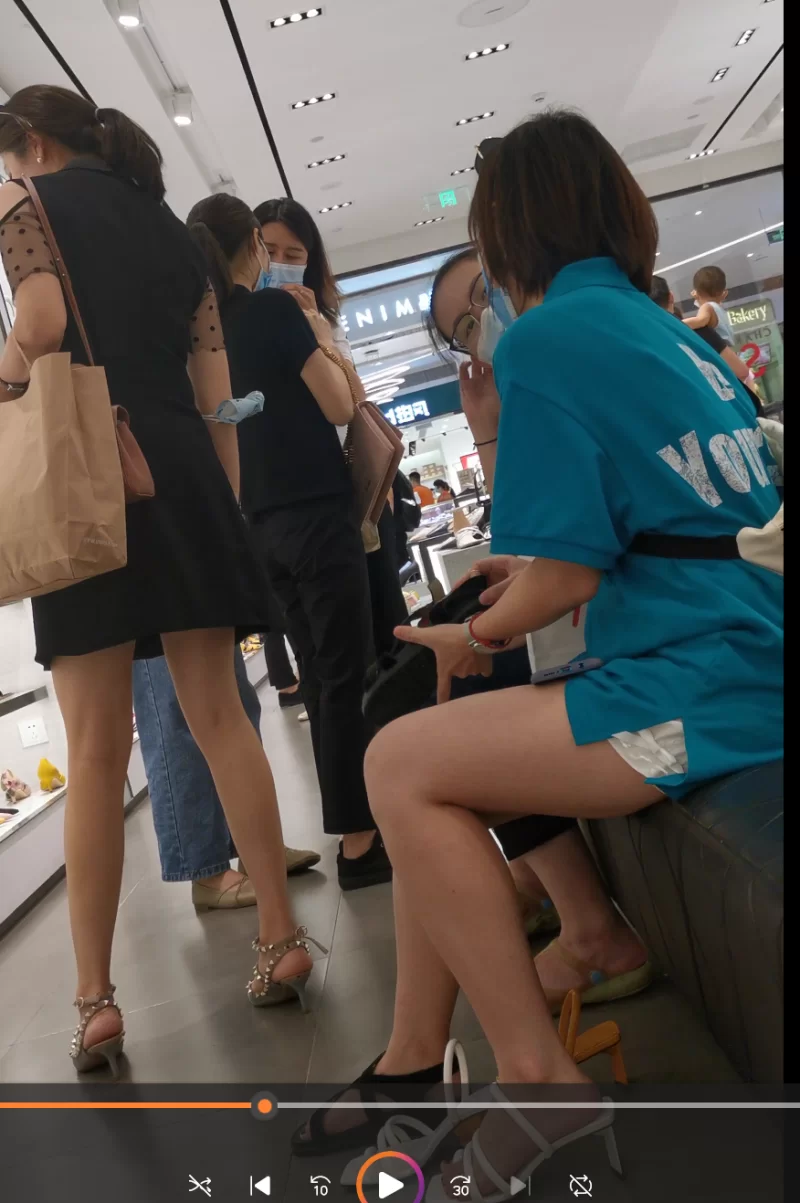 街拍玉足第12部 时尚黑裙美女换鞋 [1V-1.01GB]