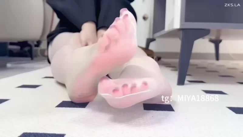 米娅 - 超薄白丝 润滑油 撕破丝袜 足交 背身足交 [1V-339MB]