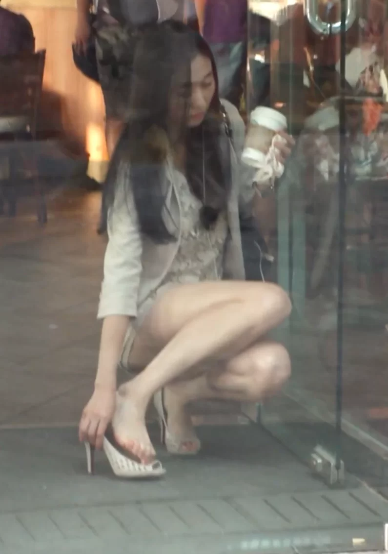 街拍玉足第1部高颜值美女追着拍脚底 [1V-954MB]