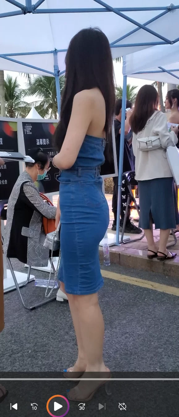街拍玉足第15部   极品蓝色包臀裙美女透明高跟 [1V-2.41GB]