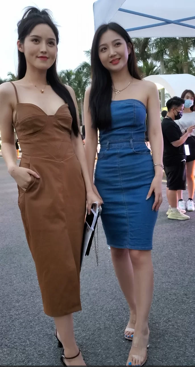 街拍玉足第15部   极品蓝色包臀裙美女透明高跟 [1V-2.41GB]