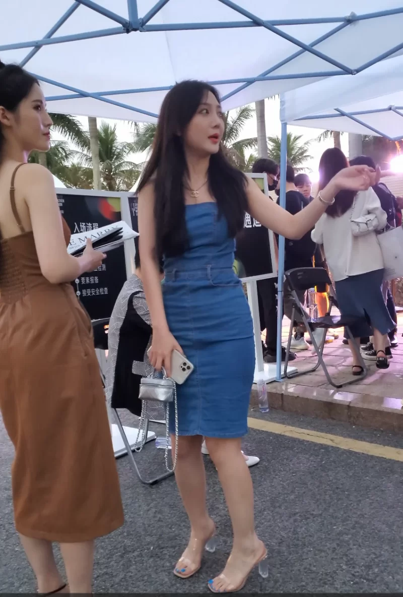 街拍玉足第15部   极品蓝色包臀裙美女透明高跟 [1V-2.41GB]