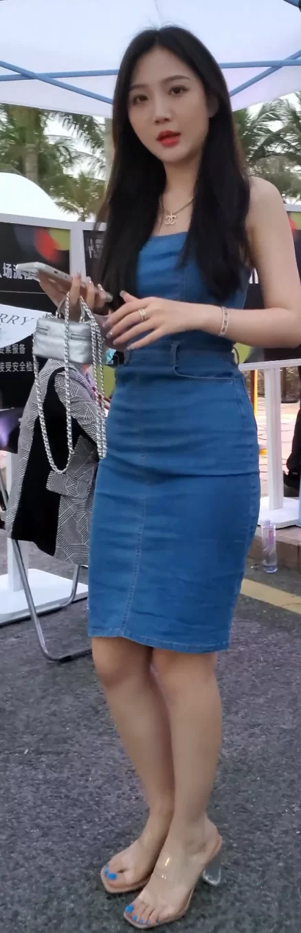 街拍玉足第15部   极品蓝色包臀裙美女透明高跟 [1V-2.41GB]
