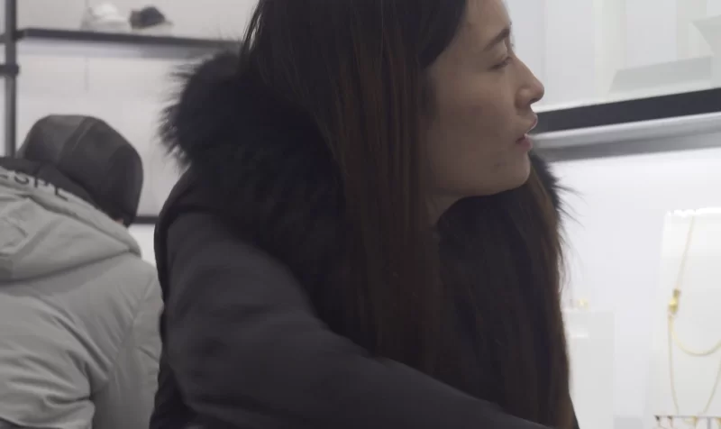 街拍玉足第25部  黑衣美女商场换鞋 [1V-1.17GB]