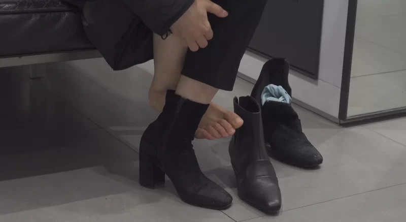 街拍玉足第25部  黑衣美女商场换鞋 [1V-1.17GB]