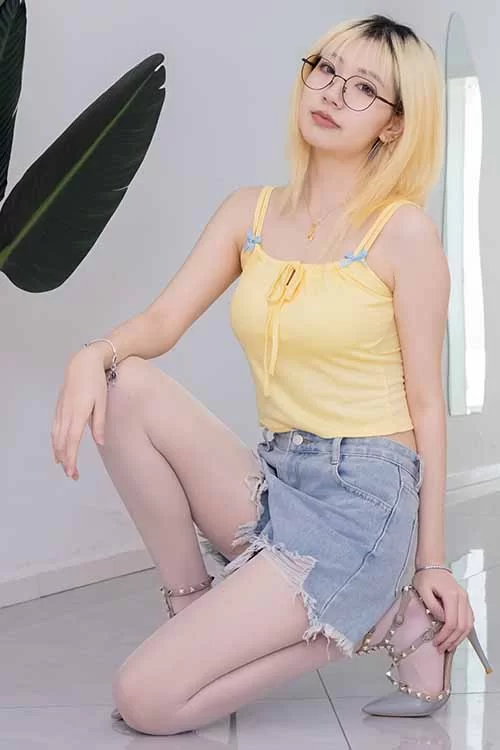 袜啵啵-小甜豆-高跟鞋薄黑丝白丝、裸足美腿[144P-1V-1.4G百 [144p1v-1.4g]