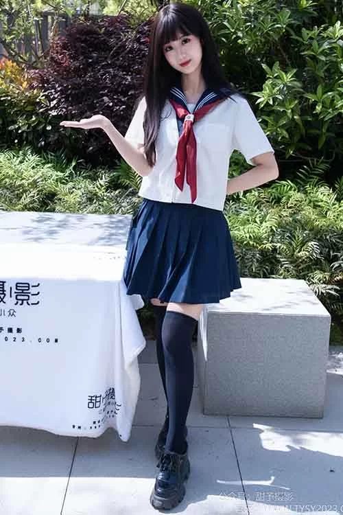 甜予摄影-小甜桃-超短裙性感大腿袜、裸足 [129p1v-1.7GB]
