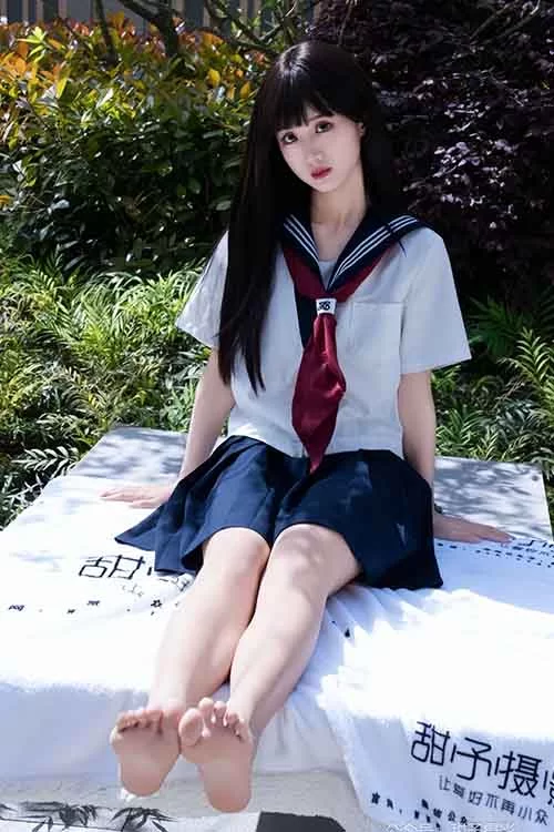 甜予摄影-小甜桃-超短裙性感大腿袜、裸足 [129p1v-1.7GB]