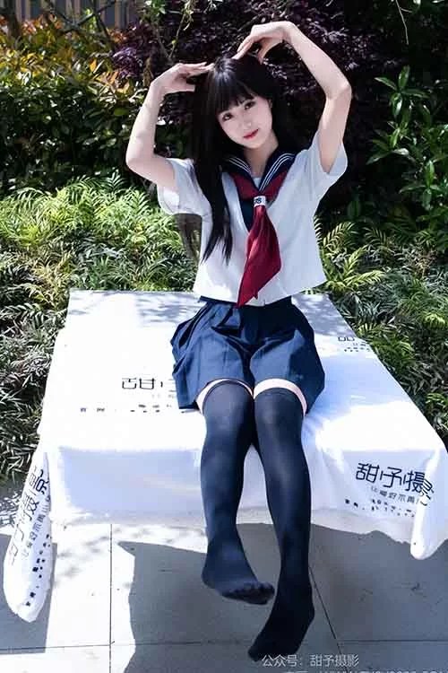 甜予摄影-小甜桃-超短裙性感大腿袜、裸足 [129p1v-1.7GB]