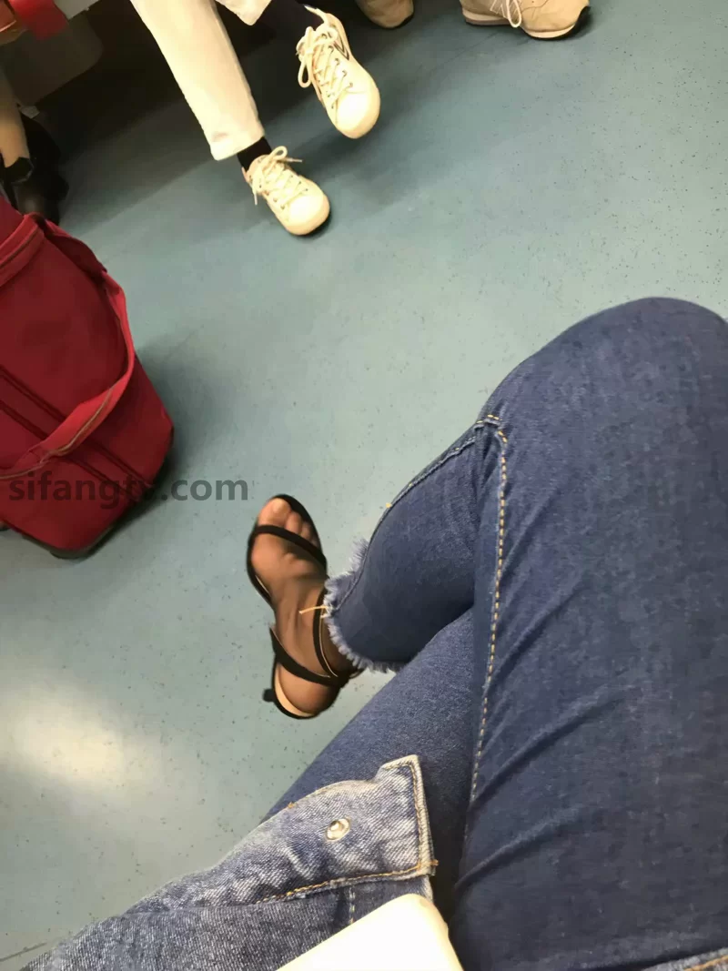 《良家泄密》之5套丝袜美脚视频+套图合集 [43V+多P-6.25GB]