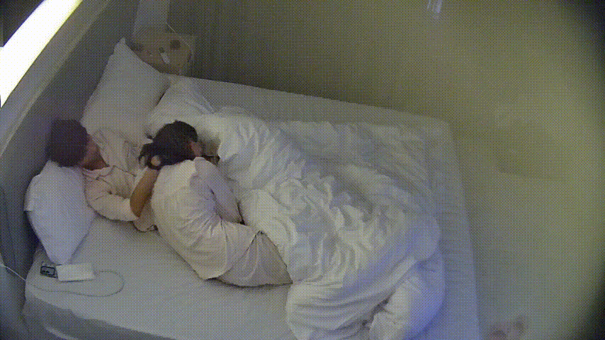 身材娇小 胸圆臀翘的长发小美女 男友鸡巴一掏出来 嘴就接进去了 满屏热恋的温馨[1V3380M][BT] [-]