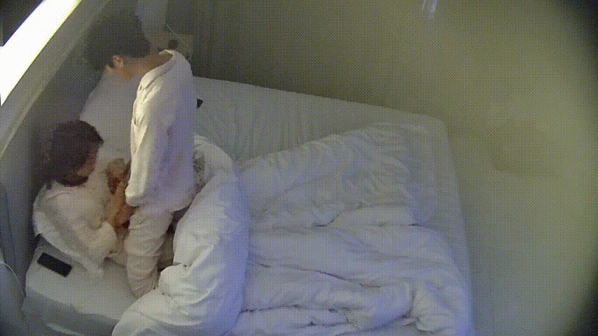 身材娇小 胸圆臀翘的长发小美女 男友鸡巴一掏出来 嘴就接进去了 满屏热恋的温馨[1V3380M][BT] [-]