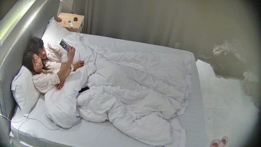身材娇小 胸圆臀翘的长发小美女 男友鸡巴一掏出来 嘴就接进去了 满屏热恋的温馨[1V3380M][BT] [-]