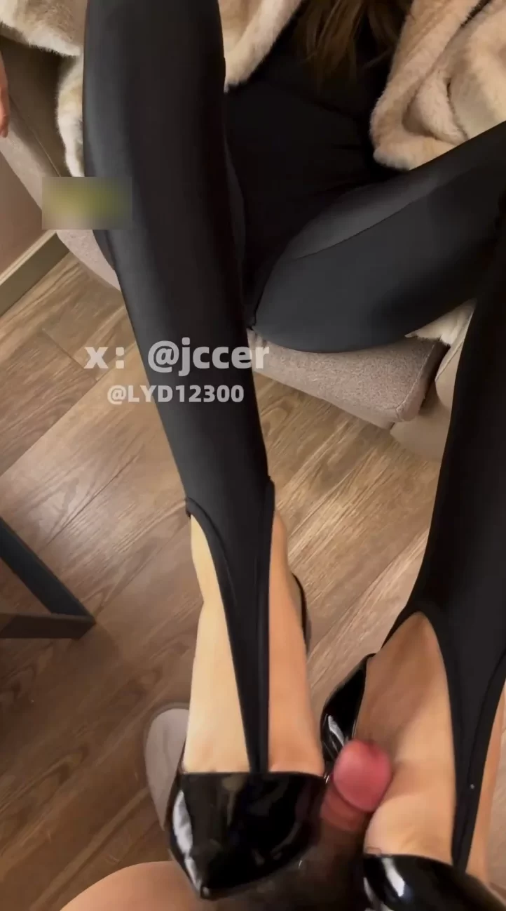 jccer媳妇の超涩踩脚袜，配上恨天高足交简直一绝，最后依旧是踩精环节❤️ [1v-844mb]