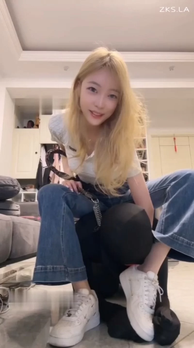 酒鸽 女王肉丝脚小白鞋调教狗奴 胶带缠着狗嘴不允许说话 [1V-266MB]