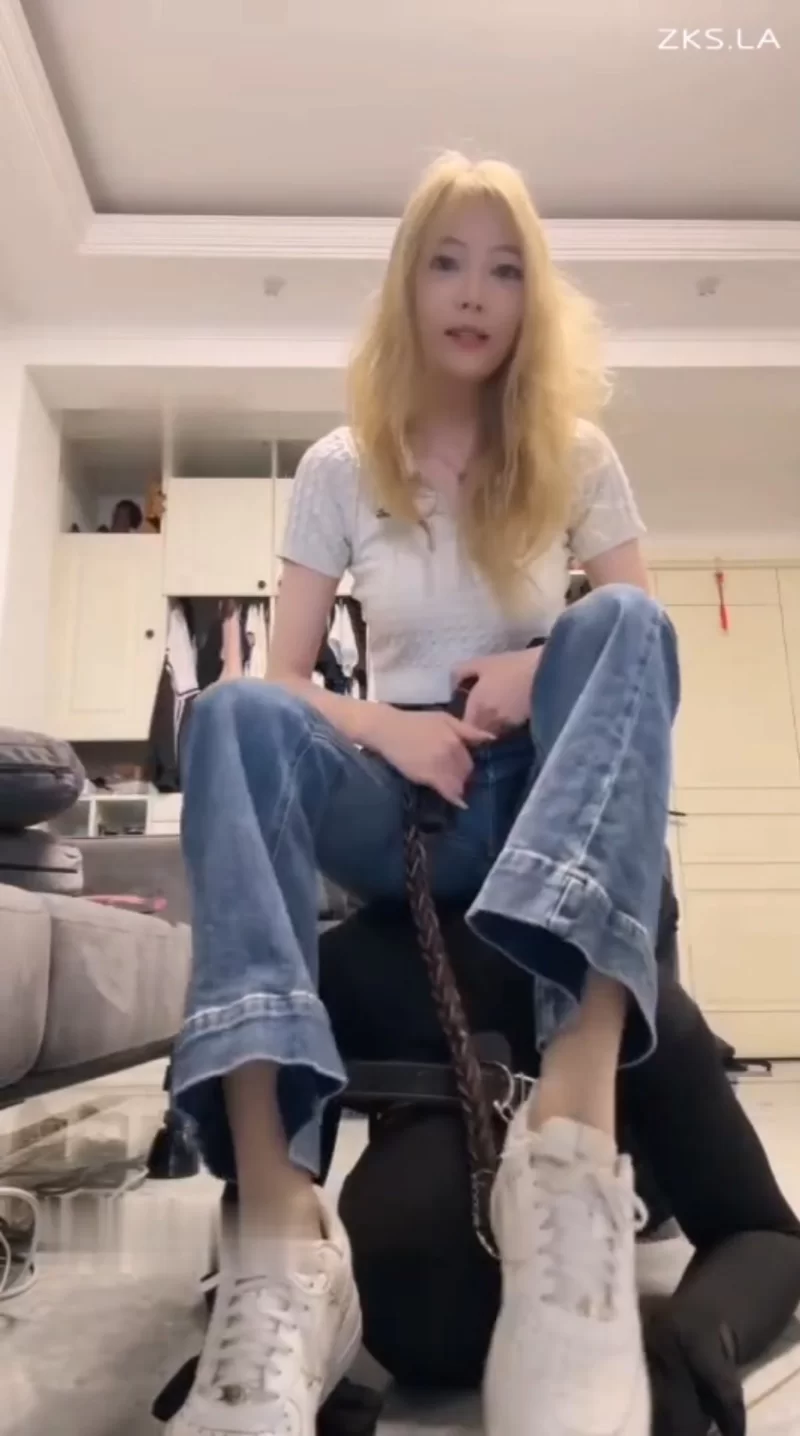 酒鸽 女王肉丝脚小白鞋调教狗奴 胶带缠着狗嘴不允许说话 [1V-266MB]