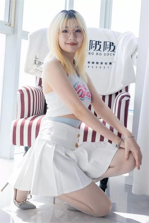 袜啵啵-小甜豆-高跟鞋超短裙油亮淡蓝丝、腰丝 [150p1v-1.38GB]