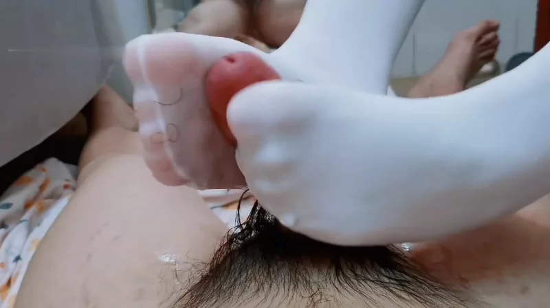 白袜尤物小妖精，油亮丝足猛撸硬屌，极致挑逗狂榨，爆精淫乱，爽到飞起❤️ [1v-804mb]