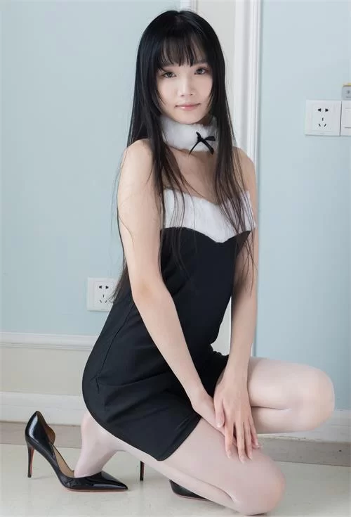 袜啵啵-甜甜圈-包臀裙高跟鞋、油亮薄白丝裸足[172P-1V-2G百 [172p1v-2GB]
