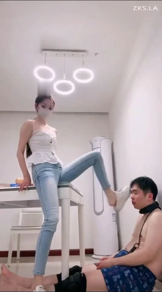 楚楚 女王紧身牛仔裤脏鞋底调教贱狗 用狗脸和狗舌头清理 [1V-264MB]