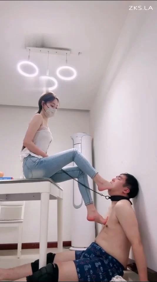 楚楚 女王紧身牛仔裤脏鞋底调教贱狗 用狗脸和狗舌头清理 [1V-264MB]