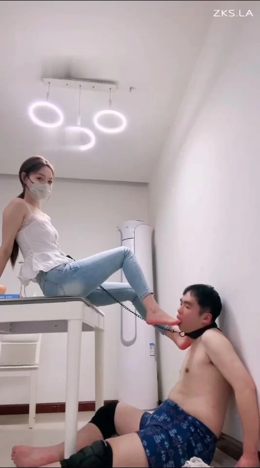 楚楚 女王紧身牛仔裤脏鞋底调教贱狗 用狗脸和狗舌头清理 [1V-264MB]