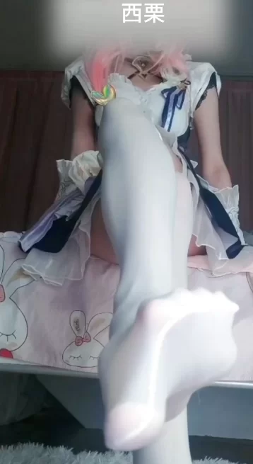 玉足萝莉《西栗》各种cos丝袜裸足秀足搓脚模拟足交合集 [5v-842 MB]