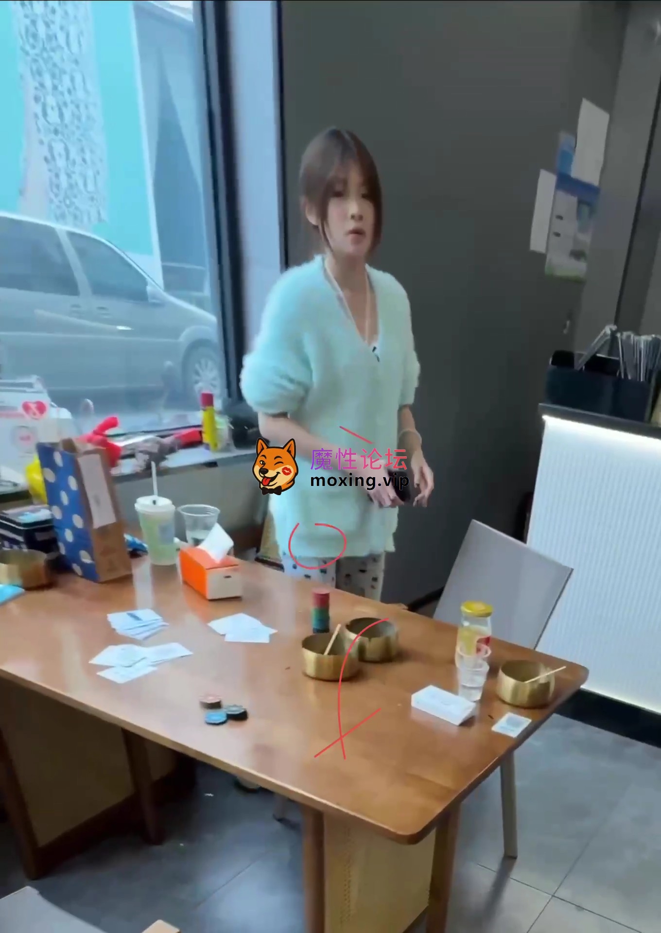 外站新流出厕拍完小姐姐还要去搭讪 [-]