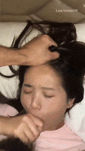 大叔与萝莉美丽大学生被包养了，各种情趣调教，厕所拉尿口爆，床上开档猛操[1V1220M][BT] [-]