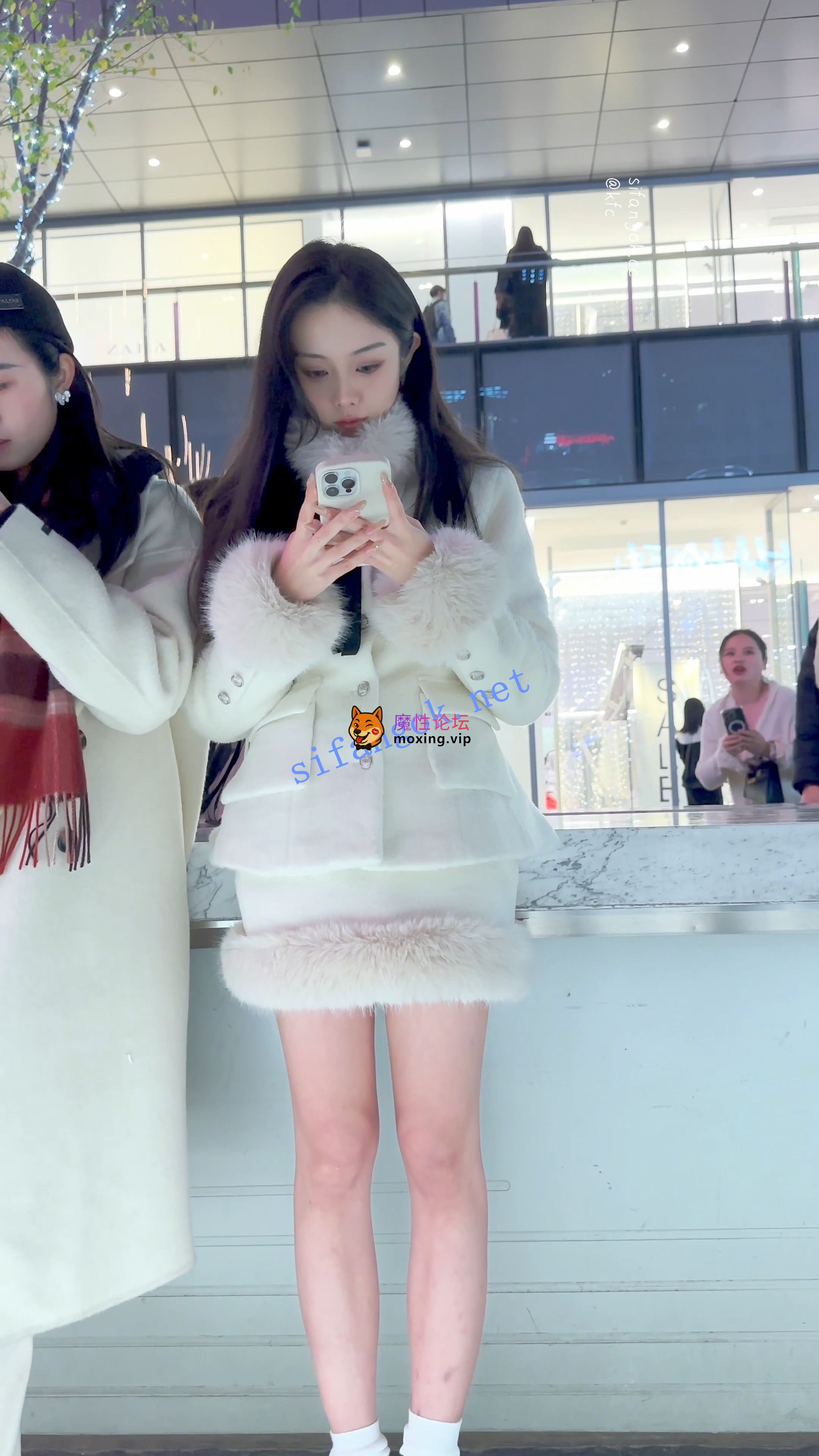 《KFC》极品美女雪天光腿·被摄影师各种拍·白色内微透黑森林《1V+618M/百度》 [-]