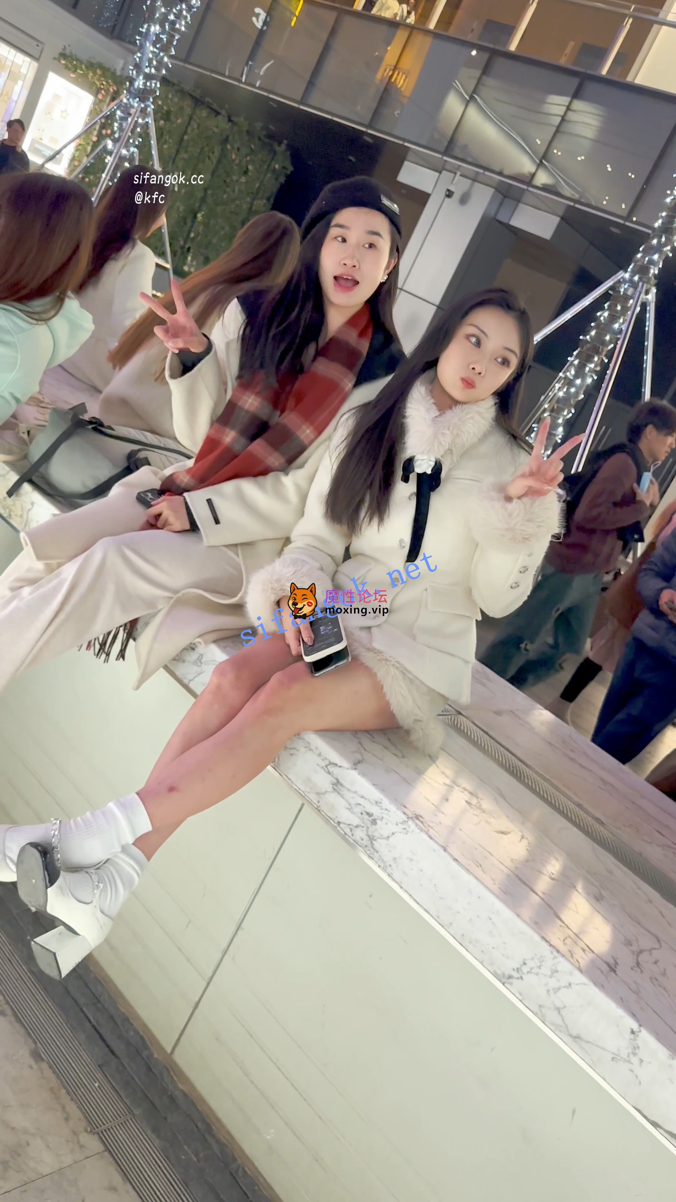 《KFC》极品美女雪天光腿·被摄影师各种拍·白色内微透黑森林《1V+618M/百度》 [-]