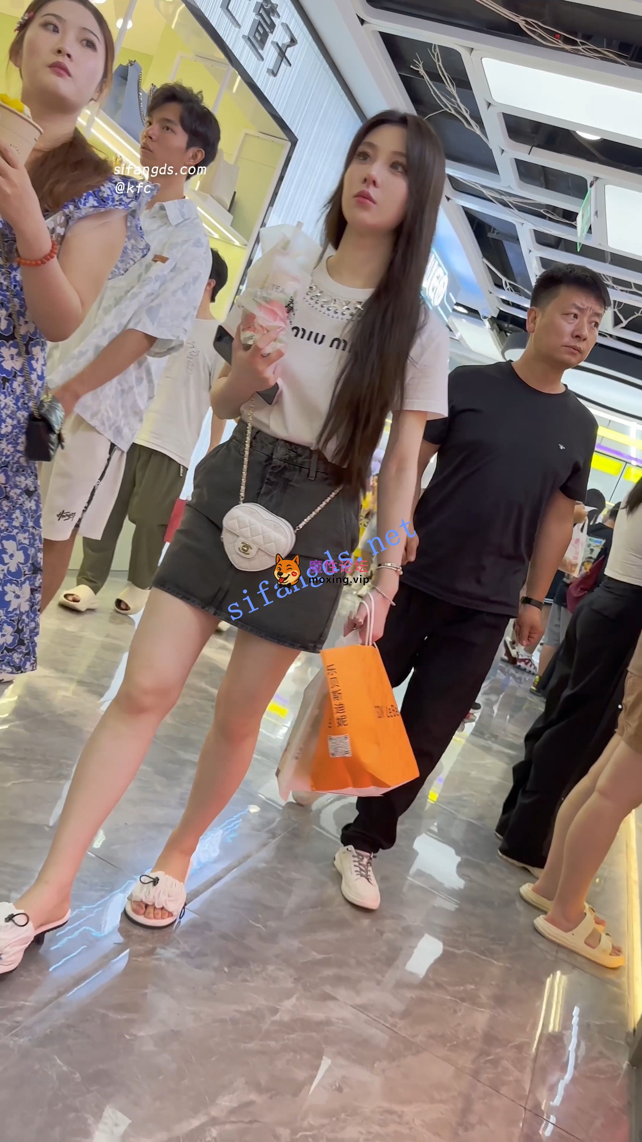 《KFC》短裙美女和闺蜜买奶茶·精装气质型·大哥一直偷看美女《1V+812M/百度》 [几V多大-]