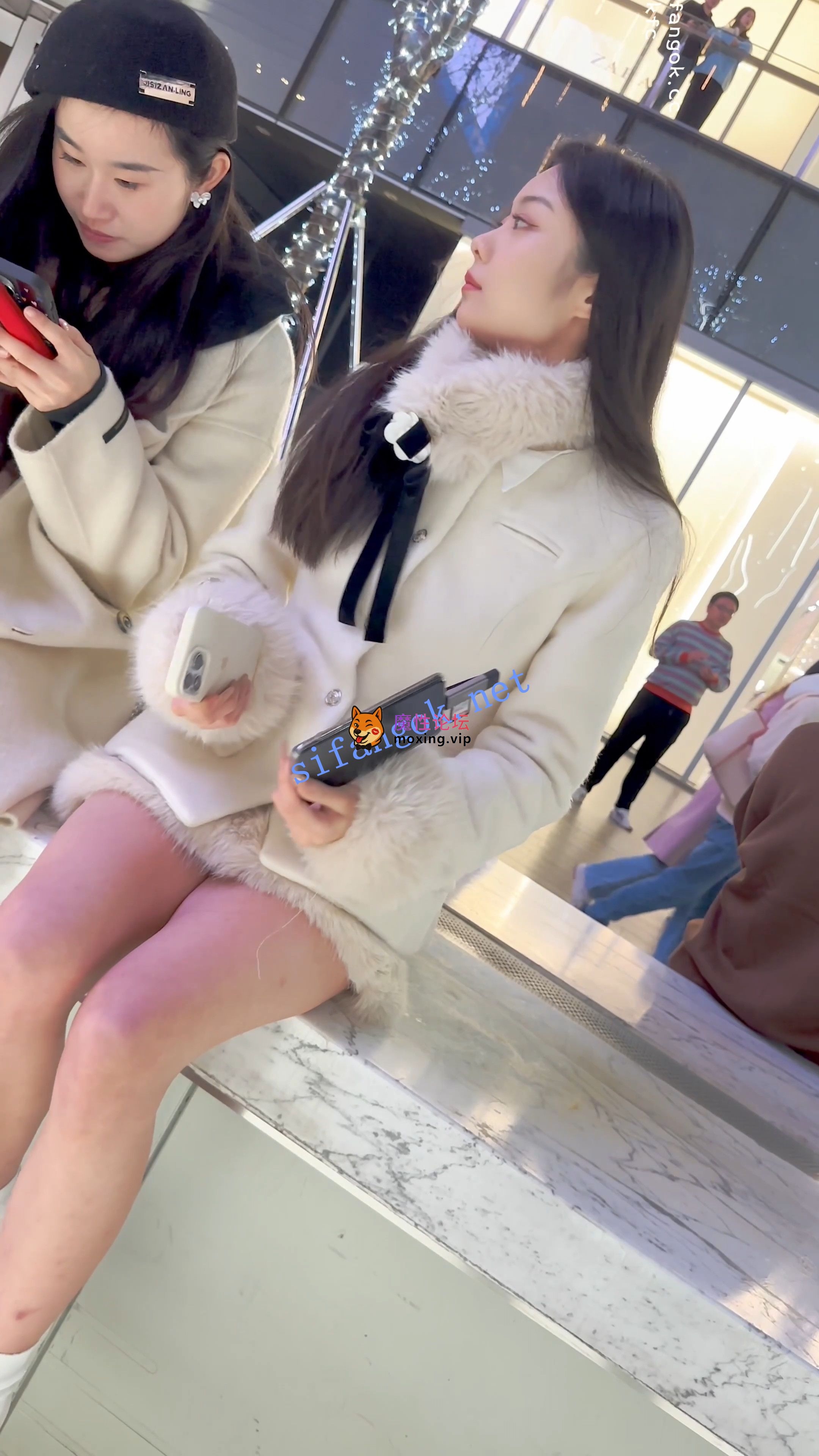 《KFC》极品美女雪天光腿·被摄影师各种拍·白色内微透黑森林《1V+618M/百度》 [-]