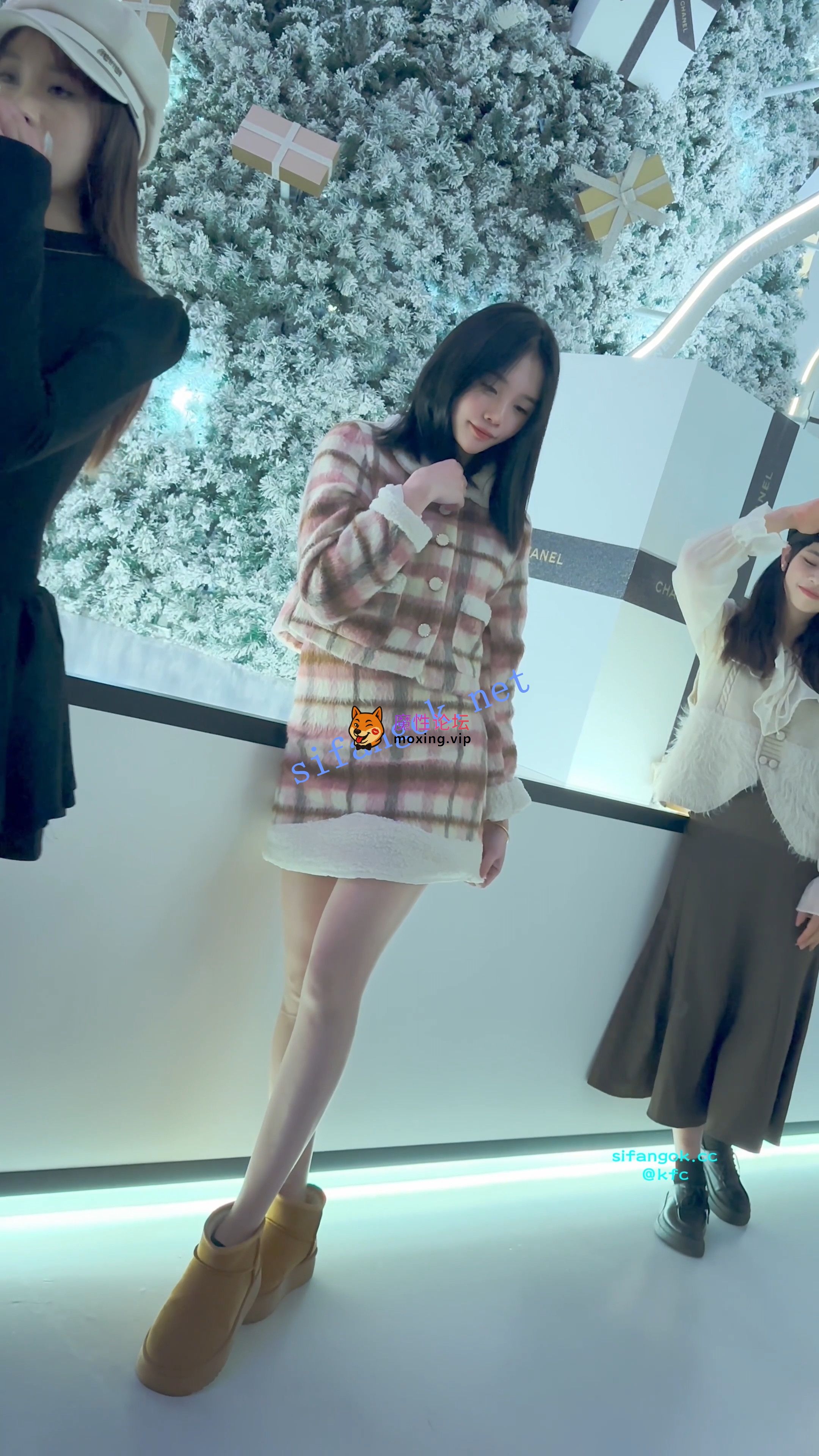 《KFC》可爱甜妹冬天穿超薄肉丝拍照·黑色内内前后CD《1V+495M/百度》 [-]