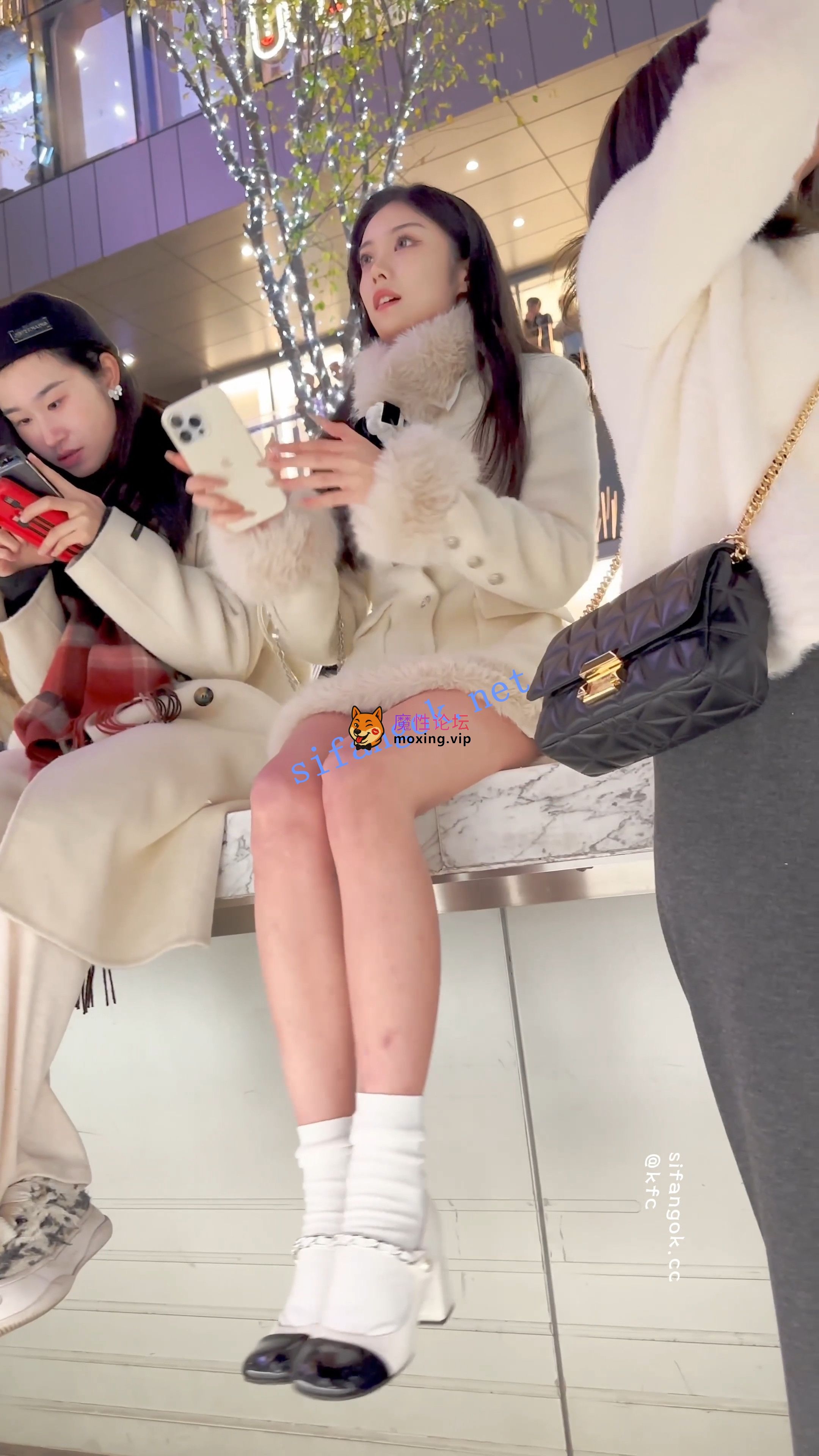 《KFC》极品美女雪天光腿·被摄影师各种拍·白色内微透黑森林《1V+618M/百度》 [-]
