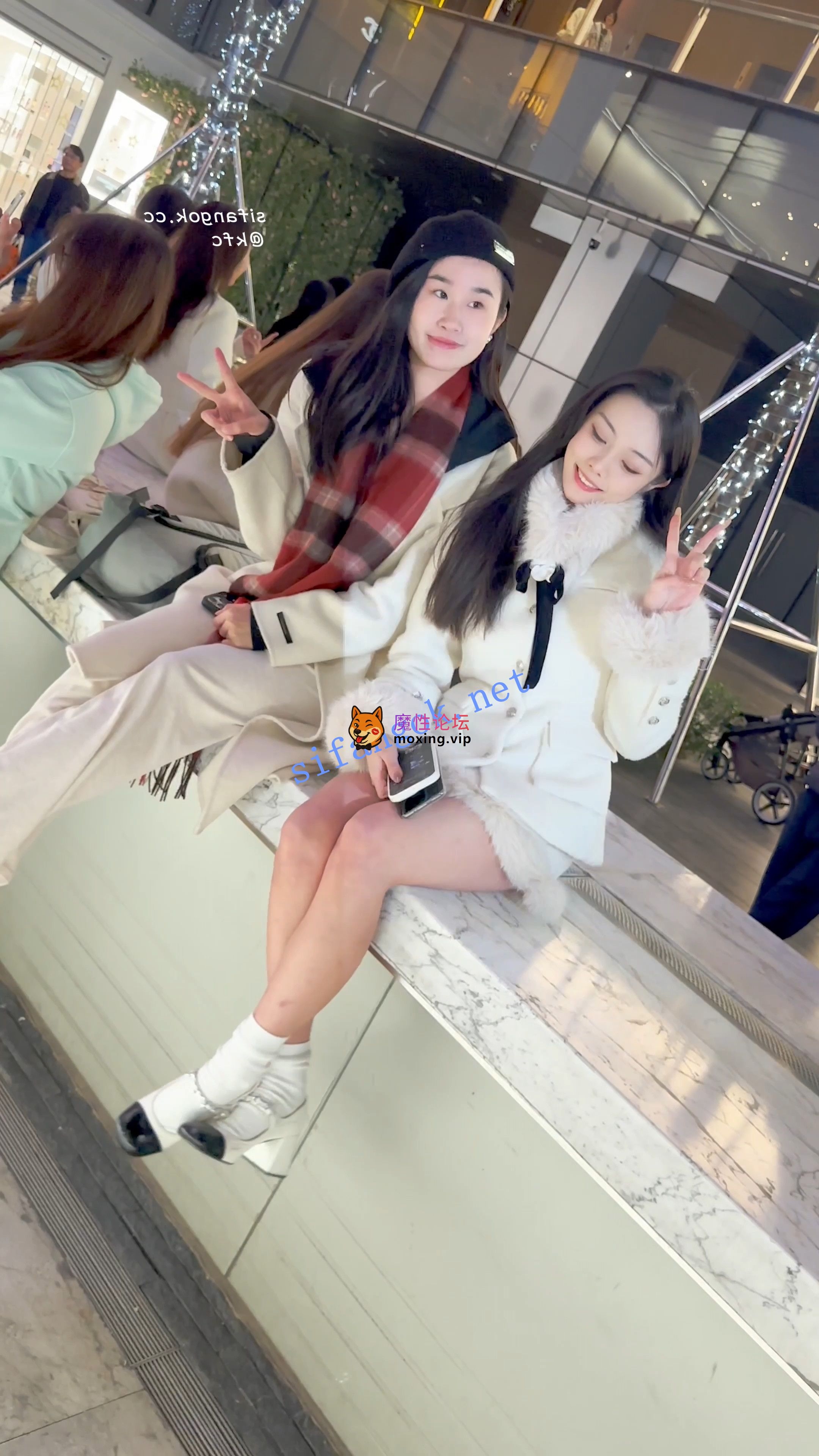 《KFC》极品美女雪天光腿·被摄影师各种拍·白色内微透黑森林《1V+618M/百度》 [-]