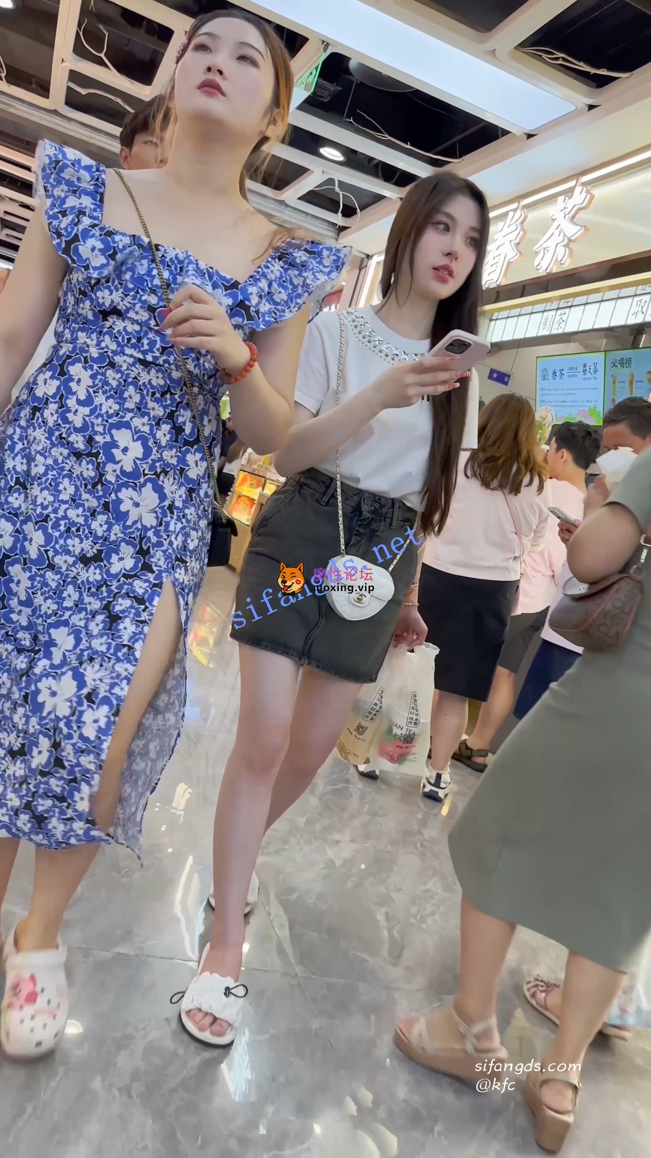 《KFC》短裙美女和闺蜜买奶茶·精装气质型·大哥一直偷看美女《1V+812M/百度》 [几V多大-]