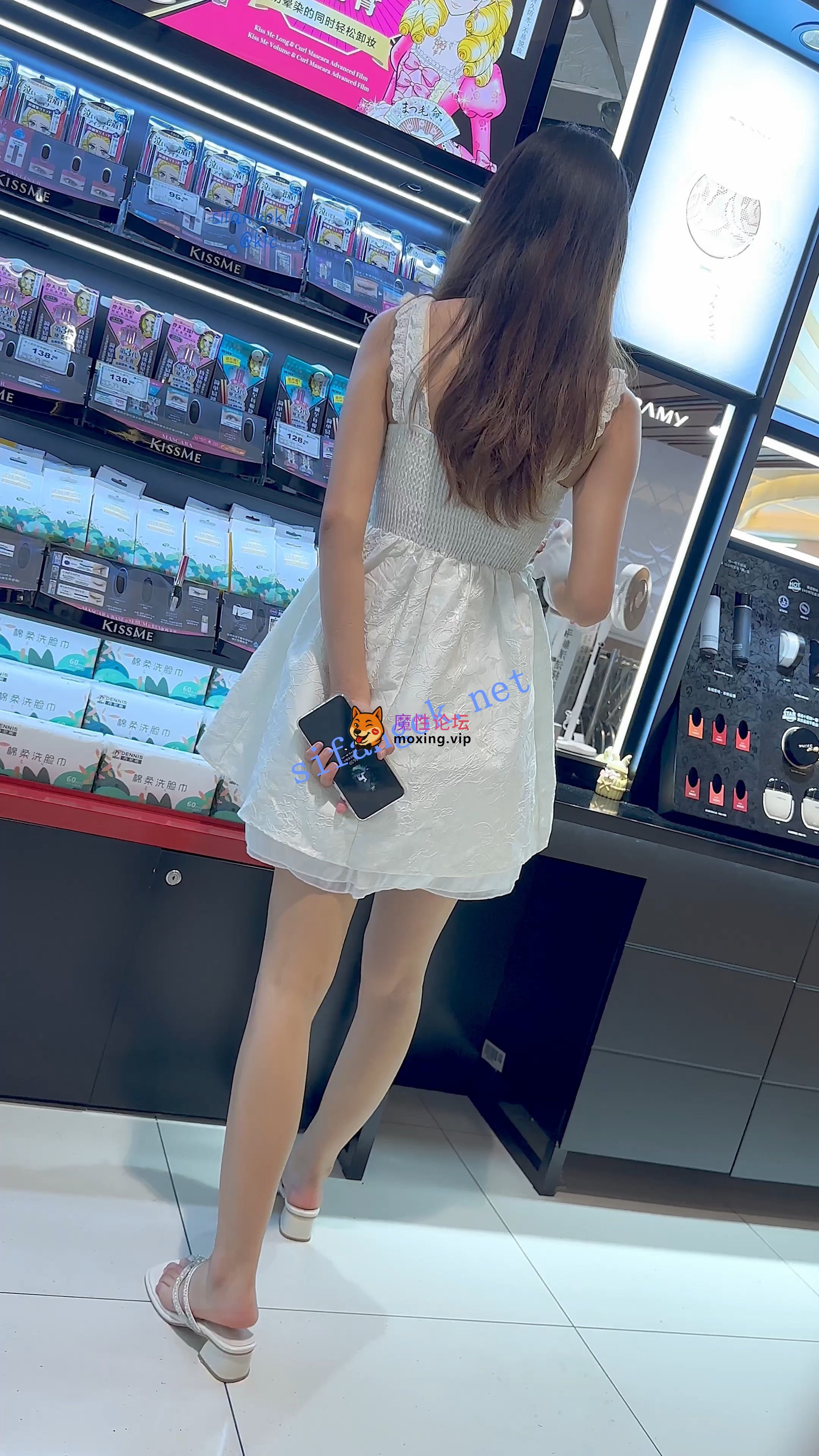 《KFC》年轻少妇和闺蜜们逛街·白色微透骚内前后CD·御姐风《1V+917M/百度》 [几V多大-]