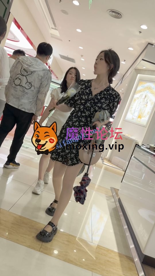 trump1383《KFC》长裙学生妹和闺蜜逛街·拿着花四处找帅哥·肉丝袜粉内《1V+636M/百度》 [-]