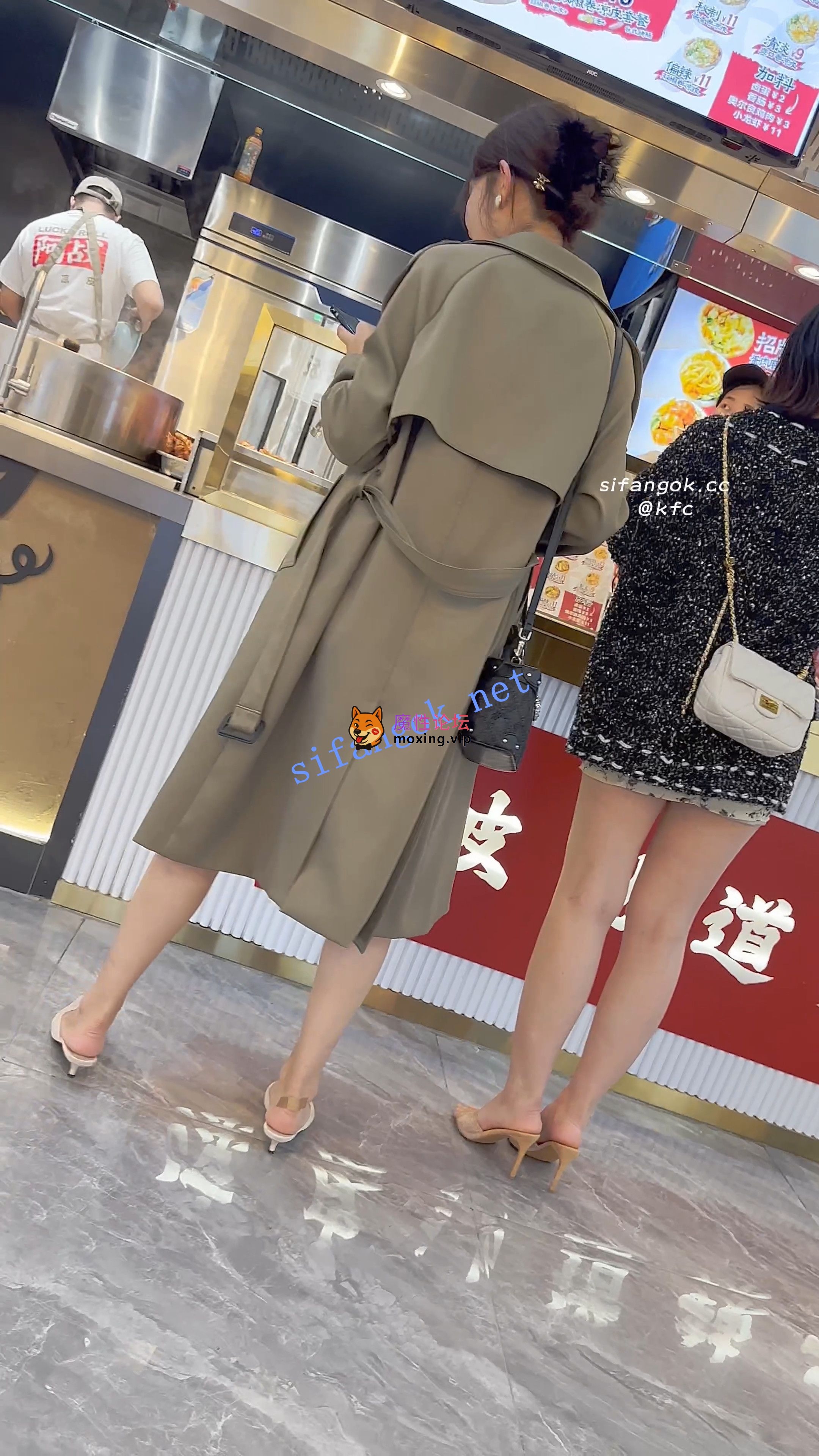 《KFC》两个骚货逛街·短裙骚窄内一箭双雕·同好也忍不住偷拍《1V+1.06G/百度》 [-]