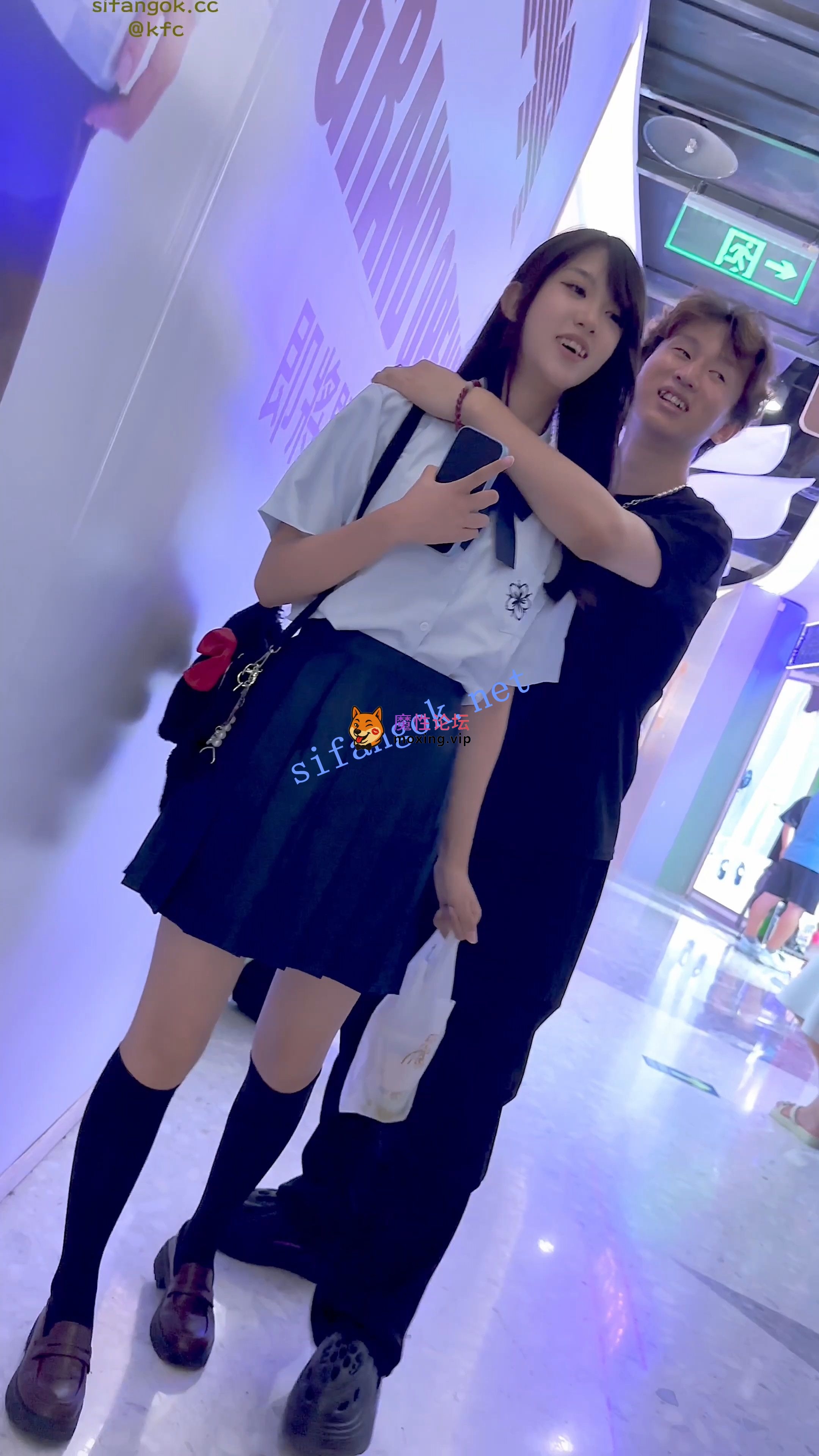 《KFC》油腻男泡学生妹·摁墙上壁咚·妹子装矜持还说好奇怪《1V+222M/百度》 [几V多大-]