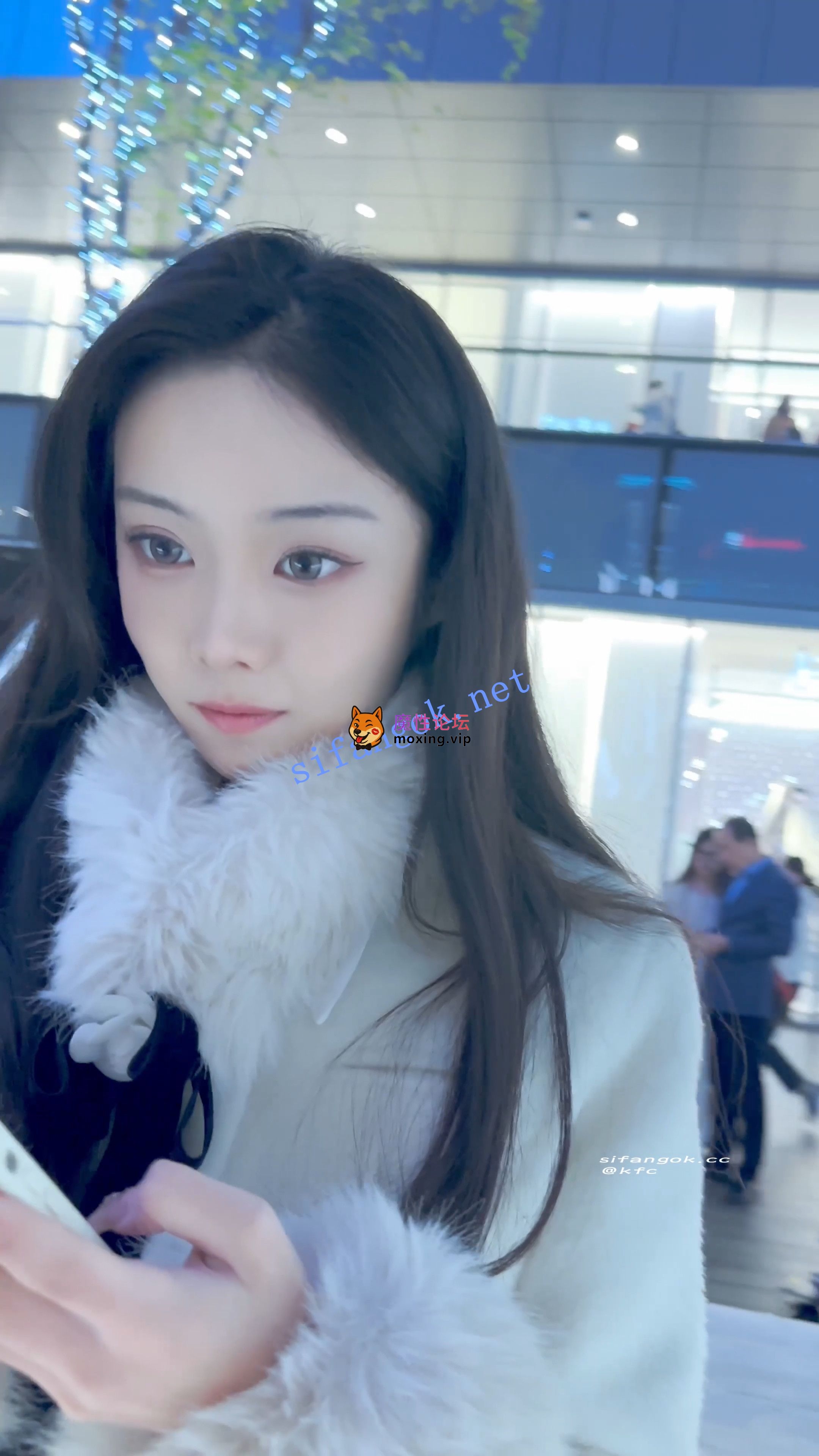 《KFC》极品美女雪天光腿·被摄影师各种拍·白色内微透黑森林《1V+618M/百度》 [-]