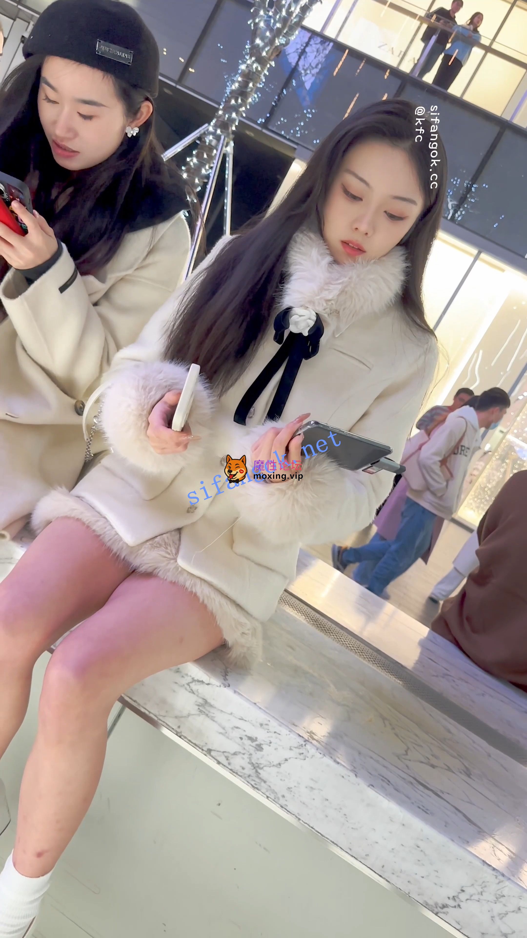 《KFC》极品美女雪天光腿·被摄影师各种拍·白色内微透黑森林《1V+618M/百度》 [-]