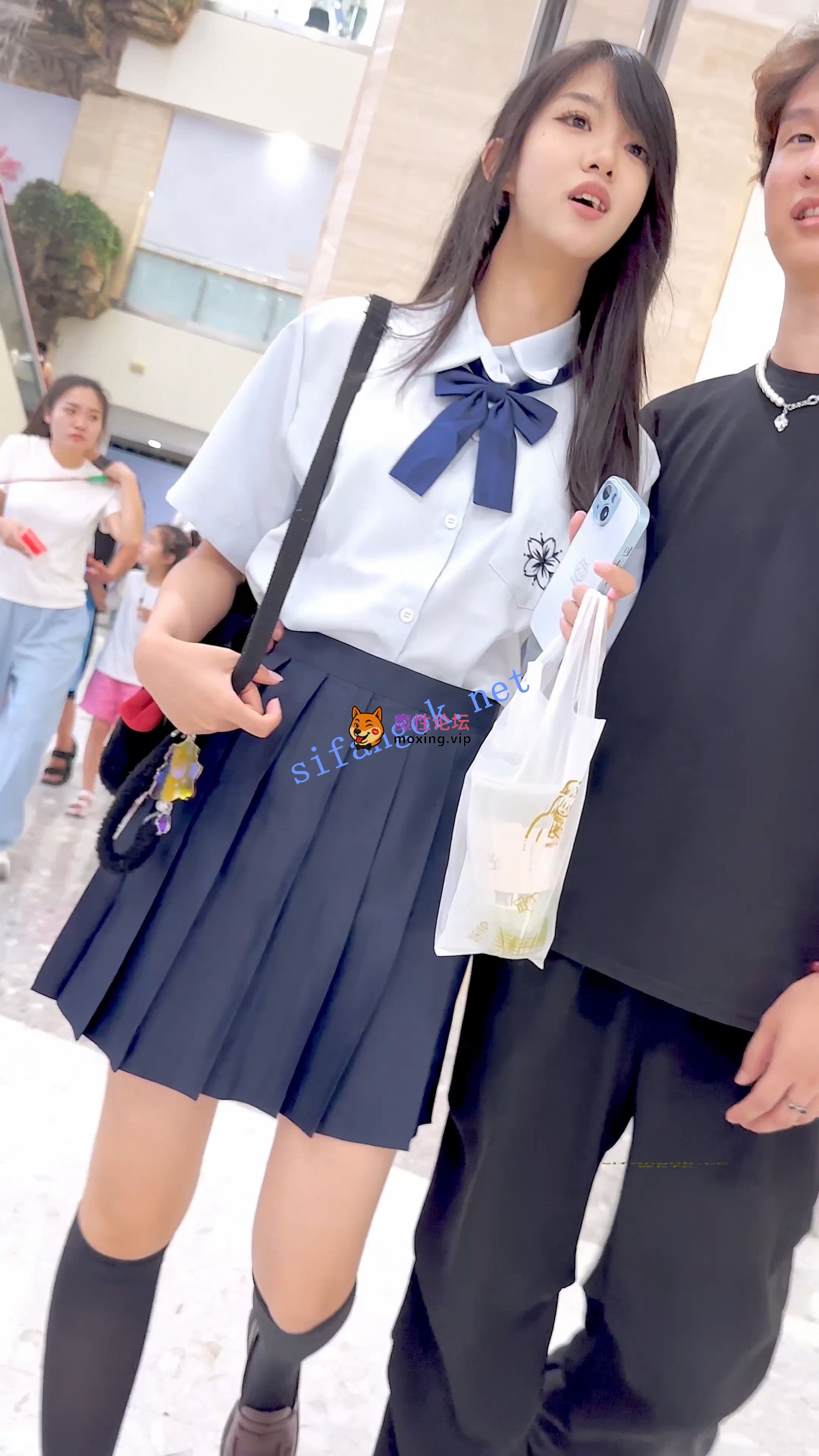 《KFC》油腻男泡学生妹·摁墙上壁咚·妹子装矜持还说好奇怪《1V+222M/百度》 [几V多大-]