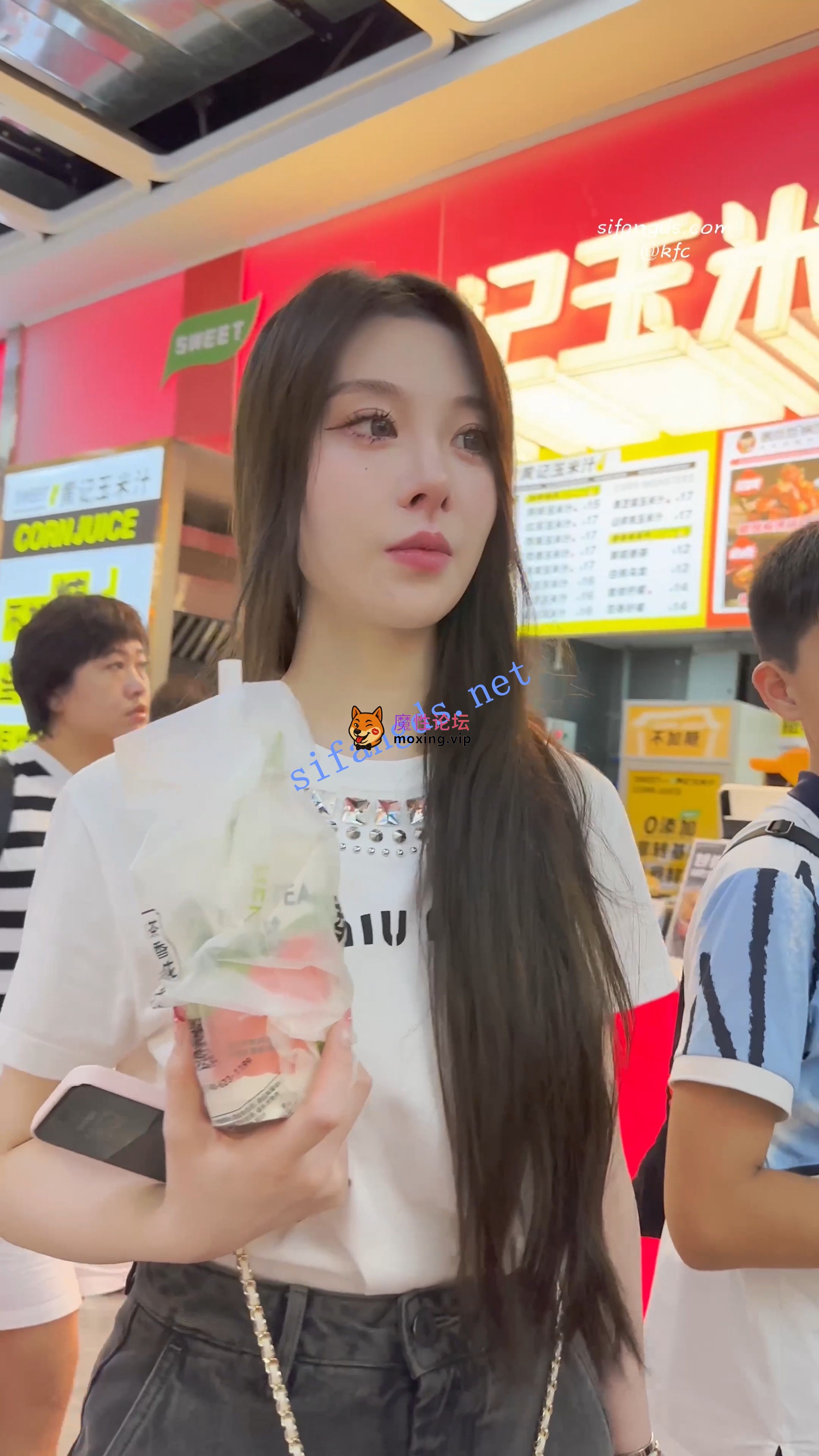 《KFC》短裙美女和闺蜜买奶茶·精装气质型·大哥一直偷看美女《1V+812M/百度》 [几V多大-]